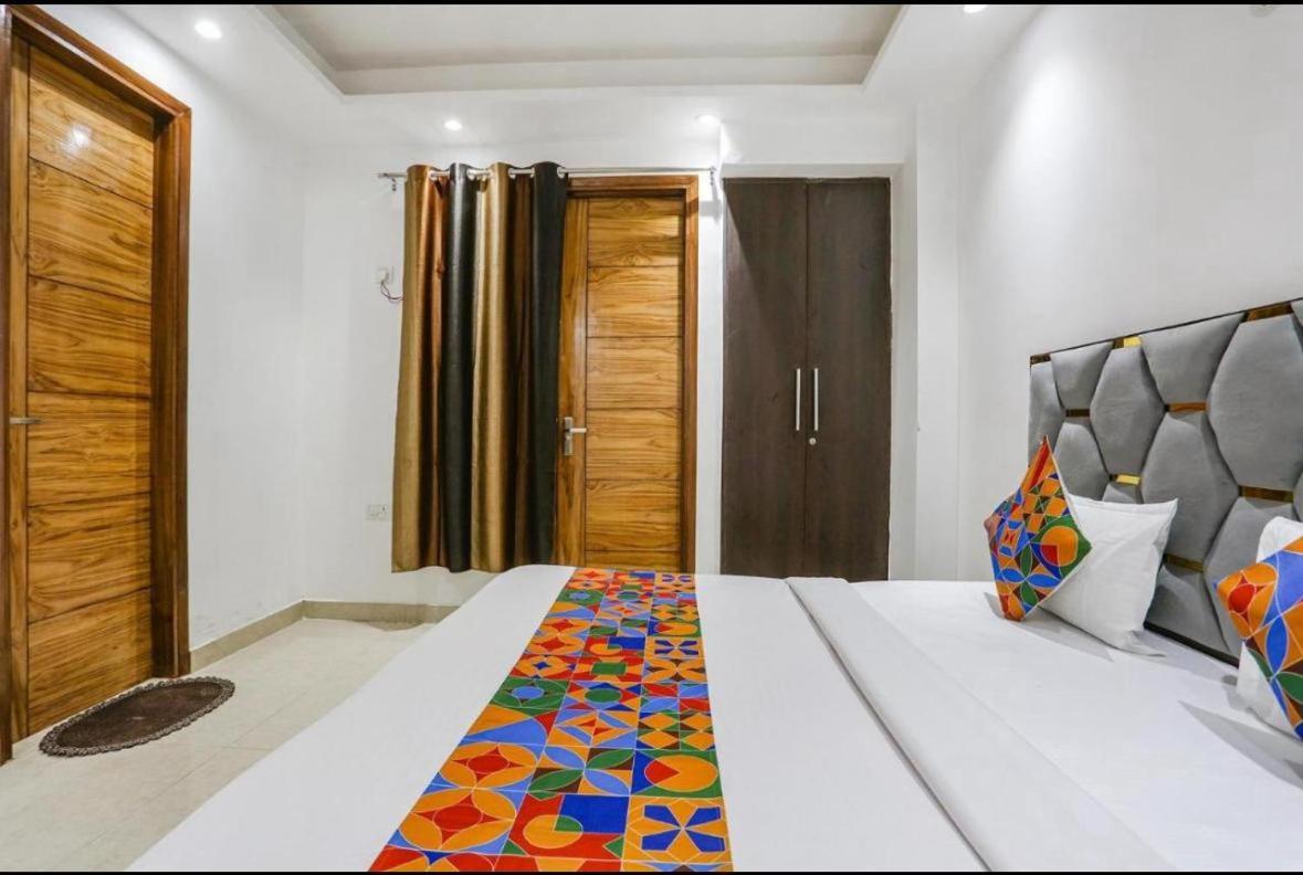 Hotel 24By7 Nueva Delhi Exterior foto